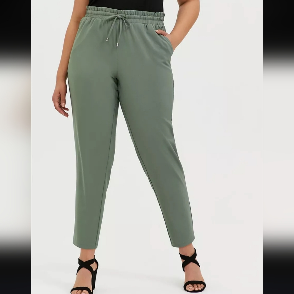 Torrid crepe tapered pants Size 3 light green